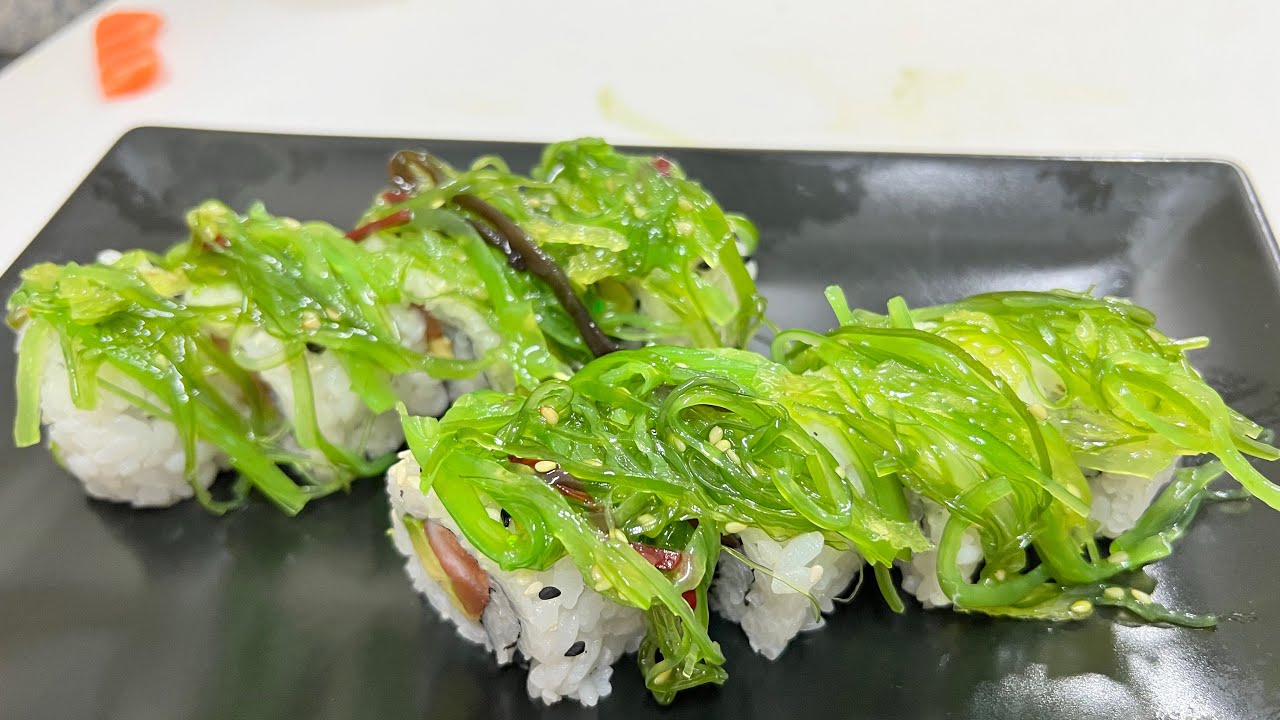 Uramaki alga wakame ( riso seaweed roasted sesame salmon avocado alga wakame ) sushi