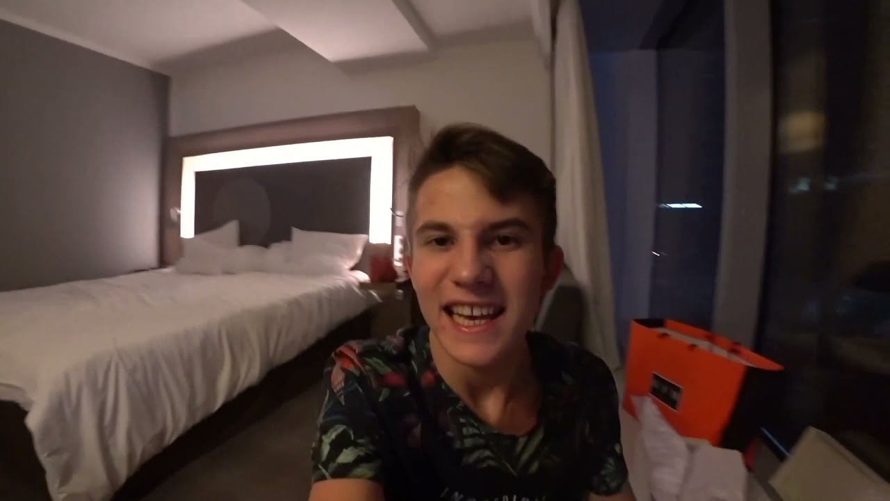 ЗАСЕЛИЛСЯ В КВАРТИРУ МОСКВА СИТИ! КУПИЛ ШМОТ НА 30.000 РУБЛЕЙ!