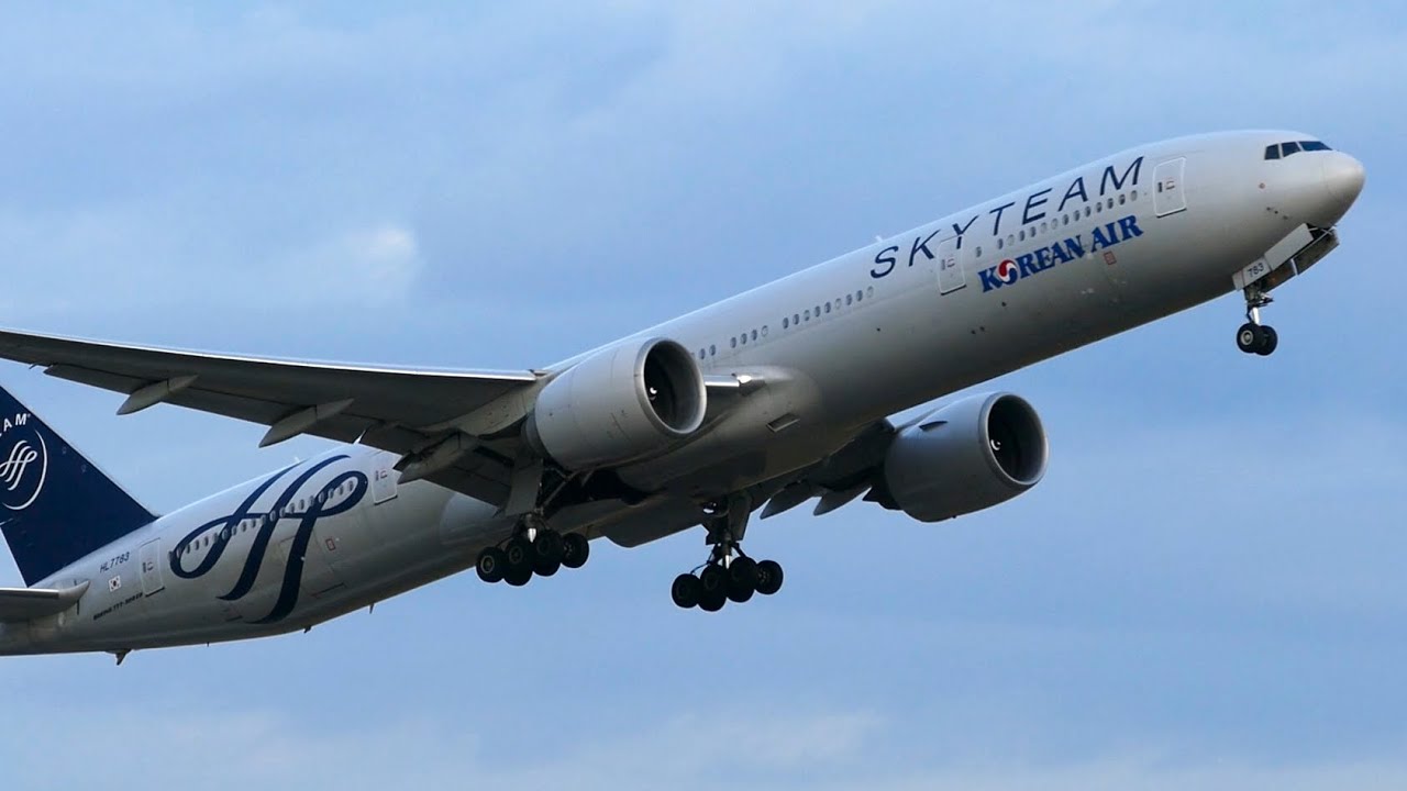 Heavy Evening Departures from London Heathrow Airport, LHR