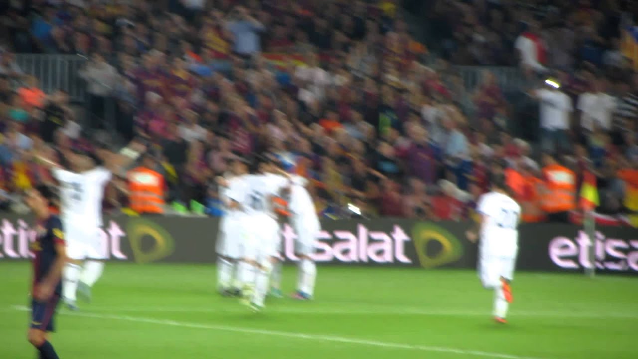 Mientras el Camp Nou canta 