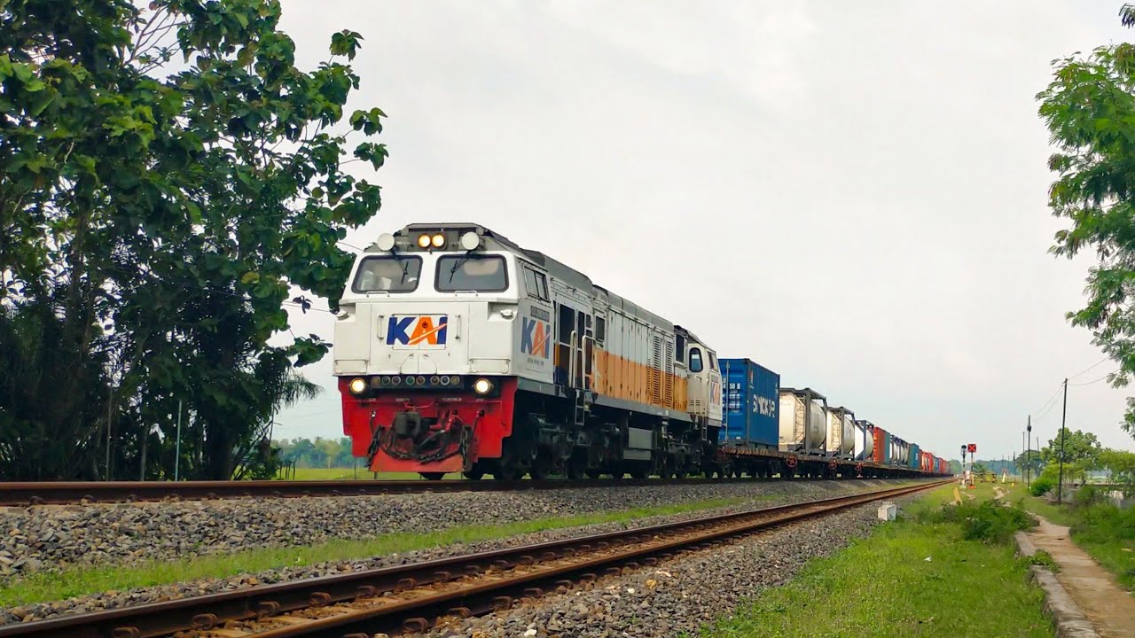 CC 206 13 04 SMC feat KA 2528 LIMASDAN CARGO | Kampung Bandan - Kalimas Merapat Stasiun Ngrombo