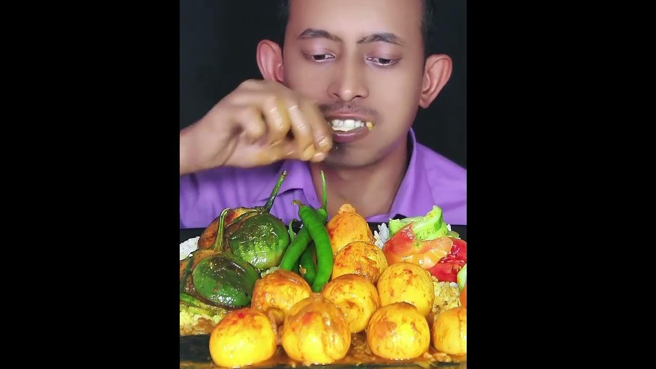 আজব খাদক রে ভাই দেখুন কতগুলো  ডিম আস্ত বেগুন ভাজা কিভাবে খাইতে পারে ভাই এতগুলো খাবার 