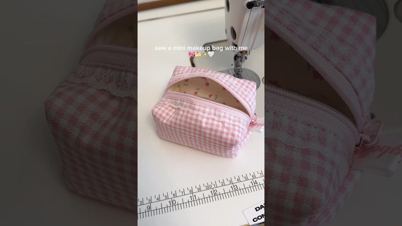 How to make a cute Mini Makeup Pouch.  The best gift for friends and family #sewing #handmade #diy