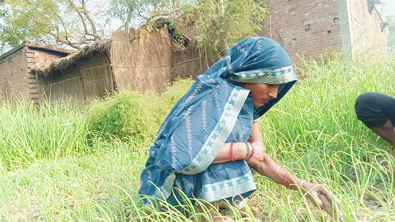 खेत में काम करते हुए