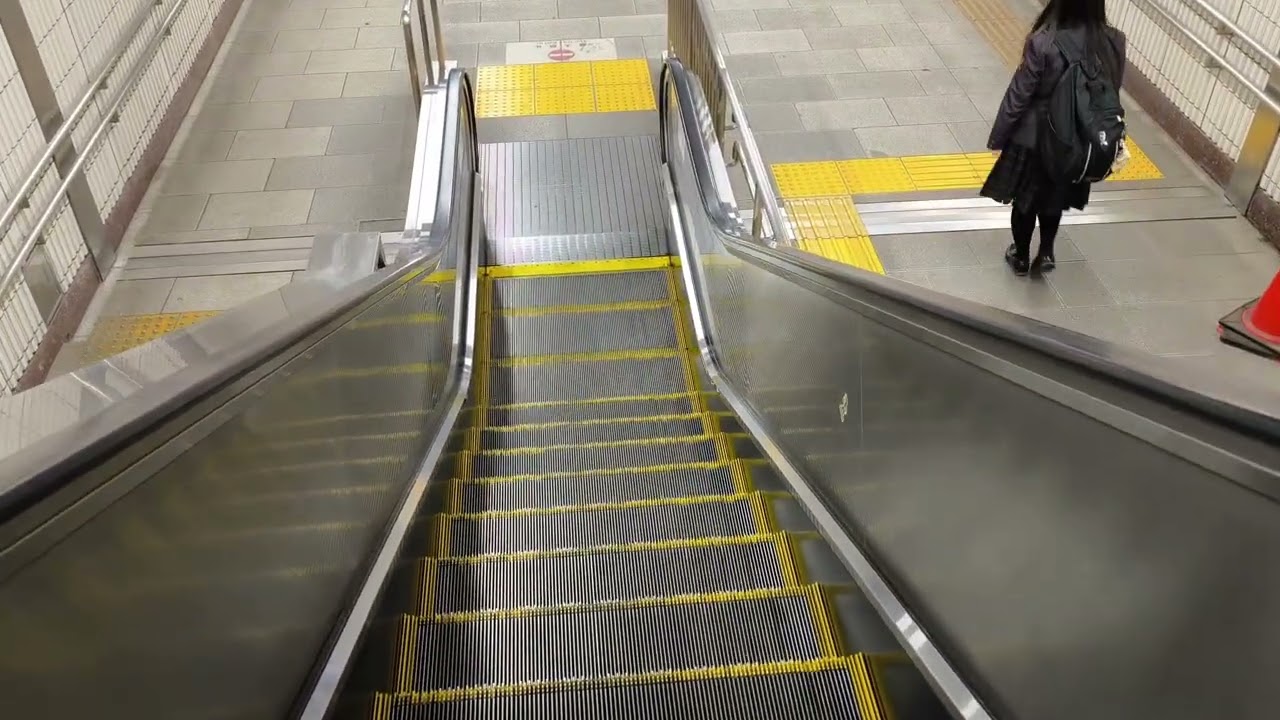【三菱製】京成成田駅東口地下道 降りエスカレーター