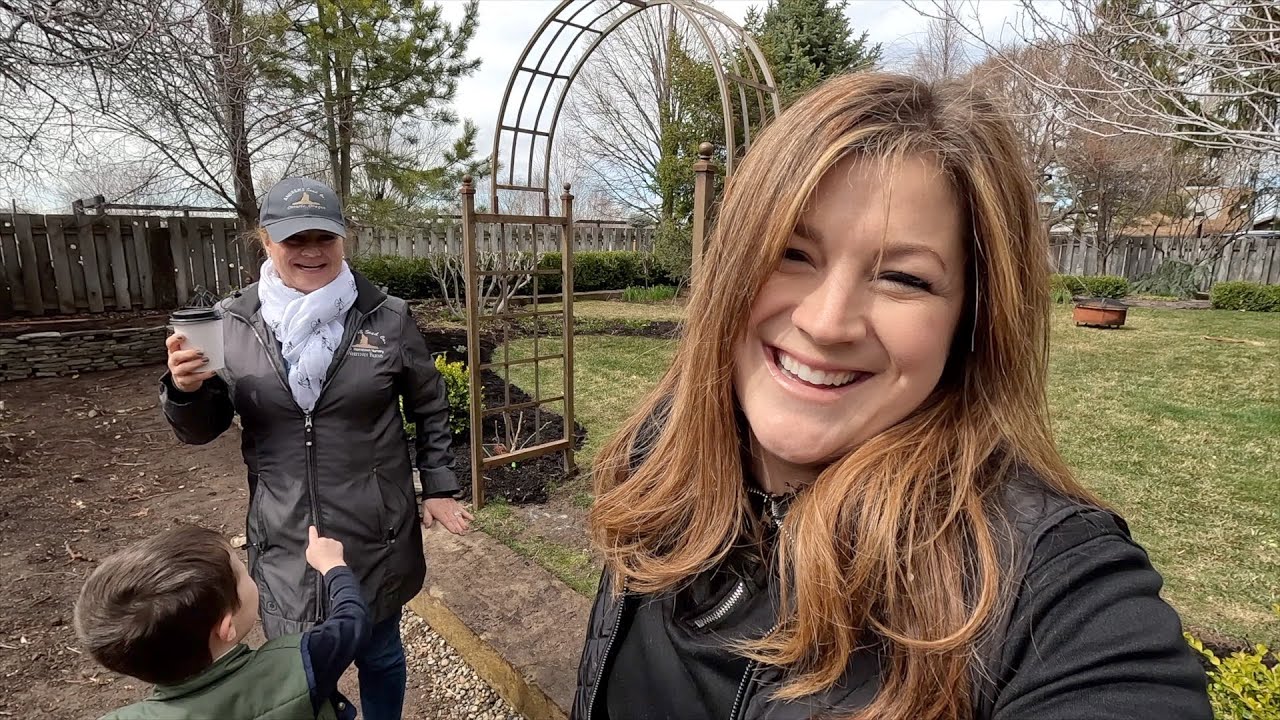 Planting 20 Bare Root Roses in My Parent’s Garden! 🌹💚 // Garden Answer