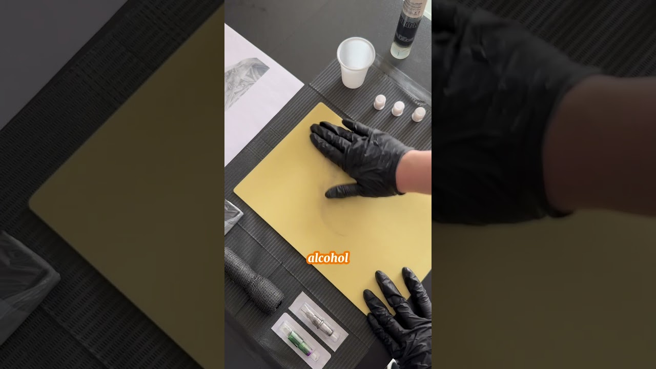 Asi se pone el calco en la piel sint&eacute;tica #tatuajes #tutorial #tatuadora #aprendeatatuar #art