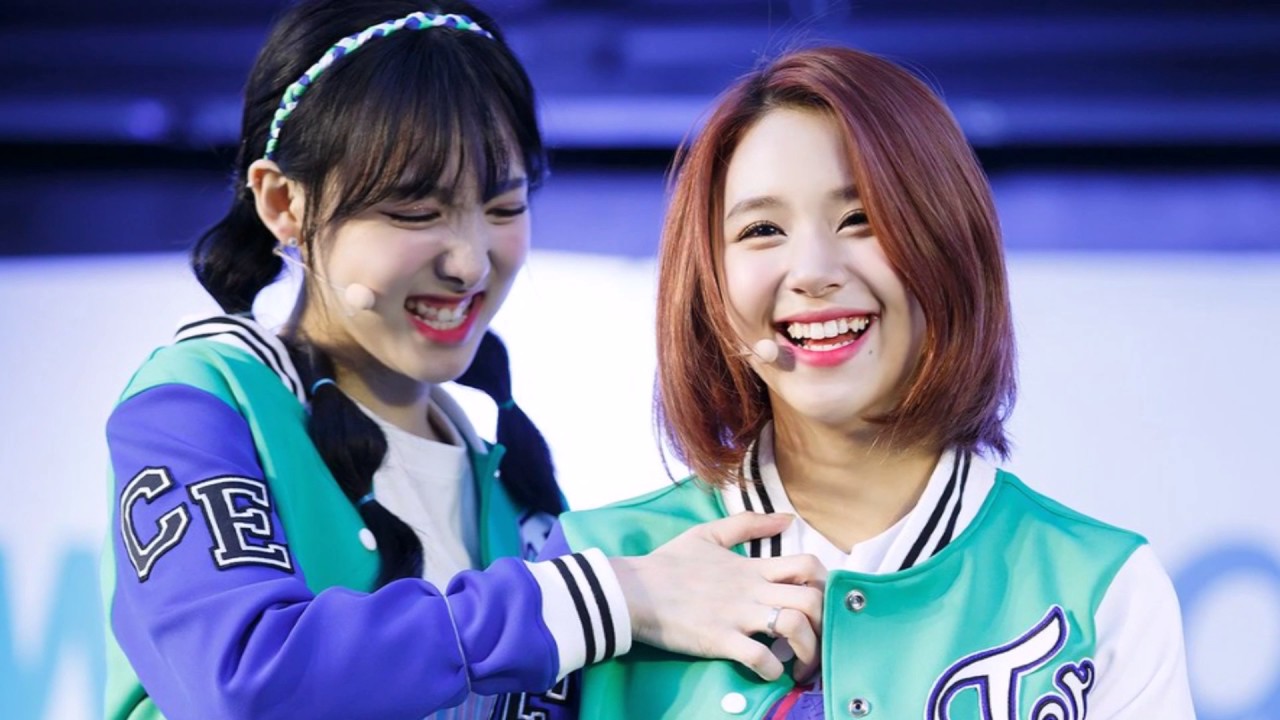 TWICE Nayeon's sneaky hands 林娜璉的小壞手