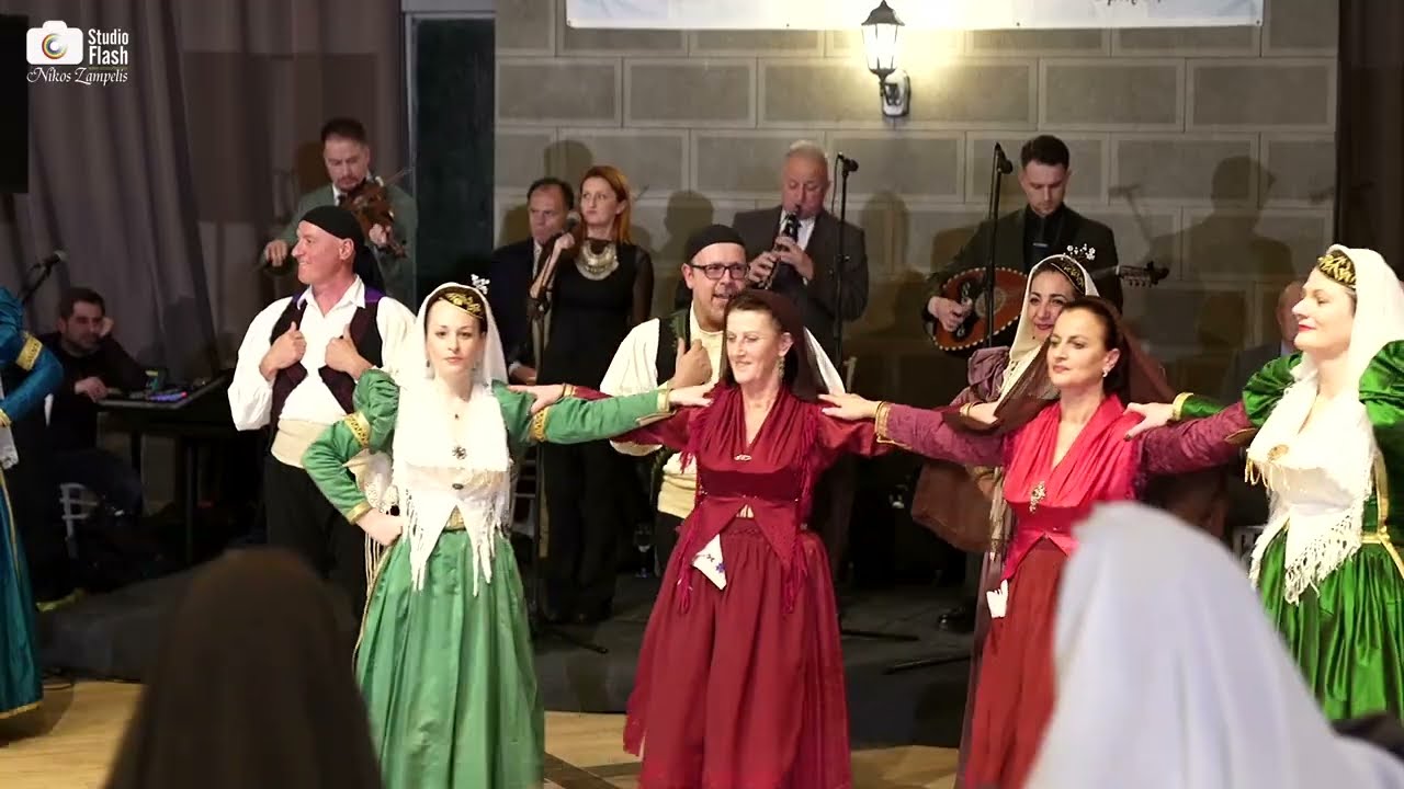 Το χορευτικό του Απόλλων Καρυάς στη κοπή της Βασιλόπιτας του Συλλ. Βορειοηπειρωτών Λευκάδας