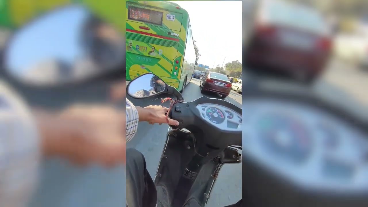 Kr denge MOTO VLOGGING tu kudiye sath me ajaa vlogging with friends gedi maar di DU SOL se CP tak 