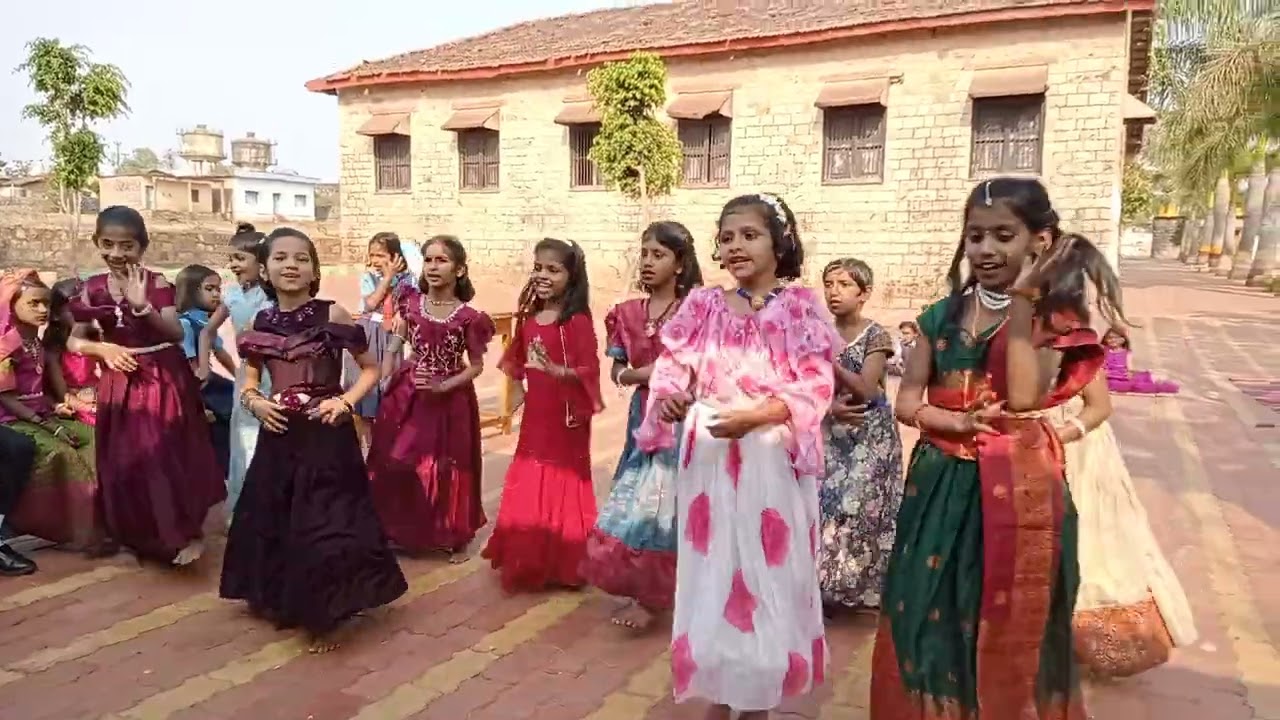 Khpgs Hebbal 7th Std Send up program dance Bendekayi tondekayi 