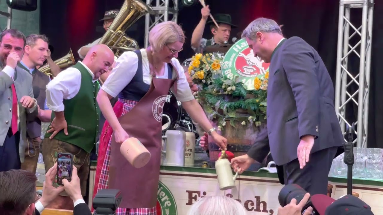 Oberbürgermeisterin Eva Weber zertrümmert Markus Söders Bierkrug beim Fassanstich