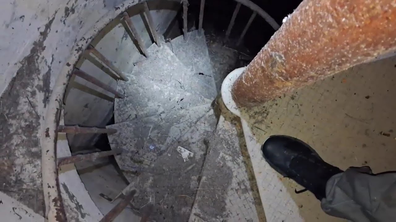Заброшенная водонапорная башня, скрытая на виду в *призрачном* парке Моухок, Оклахома.