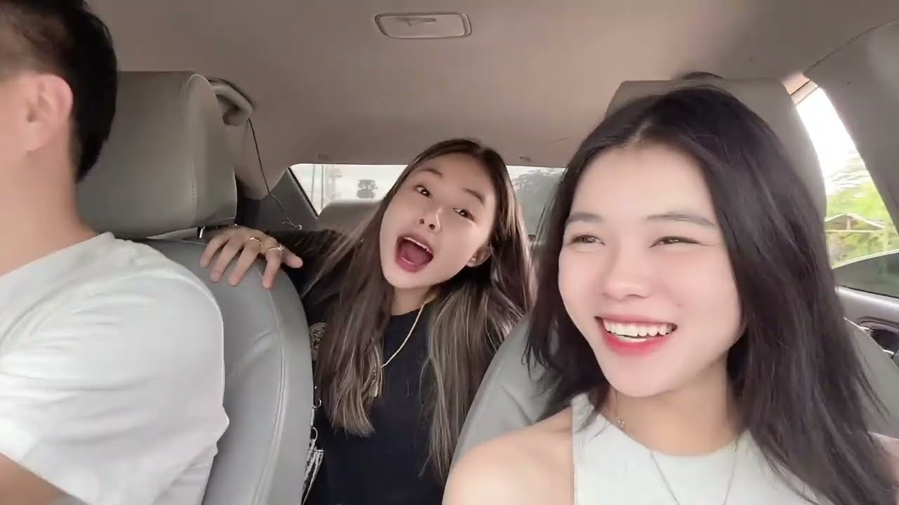 这么漂亮的老挝妹纸，居然喜欢吃草，我有种想改善她们生活的冲动 #老挝农村生活 #老挝美女 #海外旅行