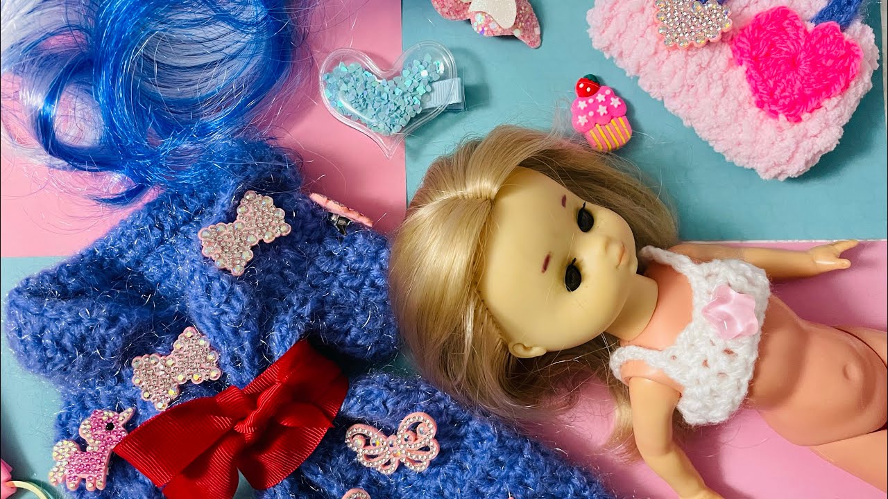 Quieres convertir un abrigo de crochet para tu muñeca en algo súper kawaii ? le pones mechas azules?