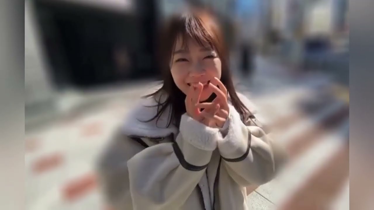 人混みの中を大学生とお散歩