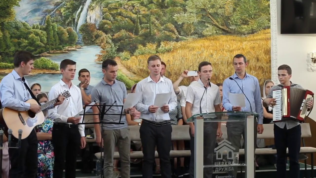 Нависли скалы слева.   Пісня     брати