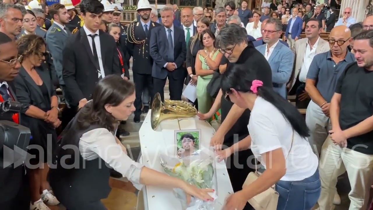 Funerali musicista ucciso, il feretro entra in chiesa tra gli applausi
