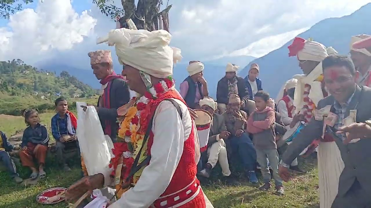 बैबाहिक भोज को दिन  कर्णाली को परम्परागत हुड्के नाच 