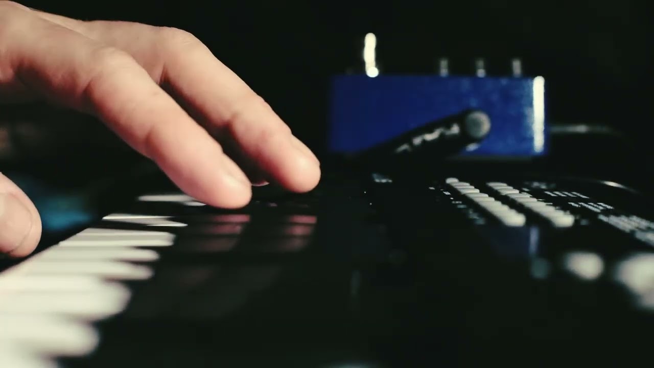 Cheap synth Alesis Harmony 32 with Mooer reverb space music ambient 