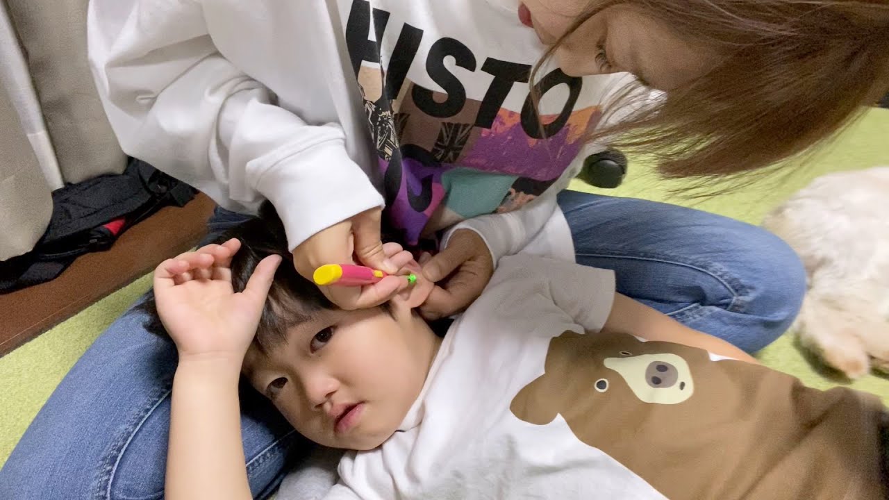 耳かきゴッソリ！子供にしてはおっきい！？泣かずに我慢できるかな？
