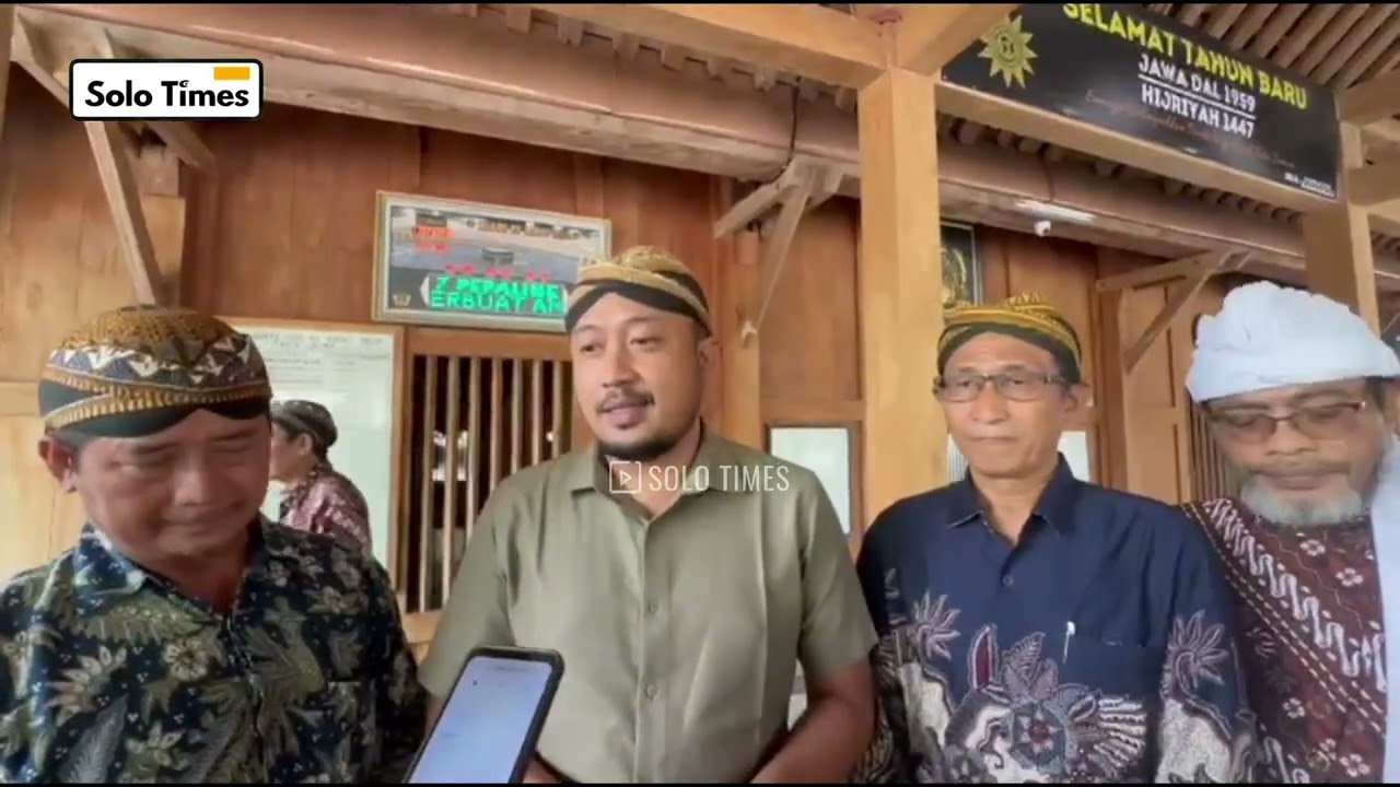 PB XIV Hangabehi Salat Jumat di Masjid Ki Ageng Selo. 
