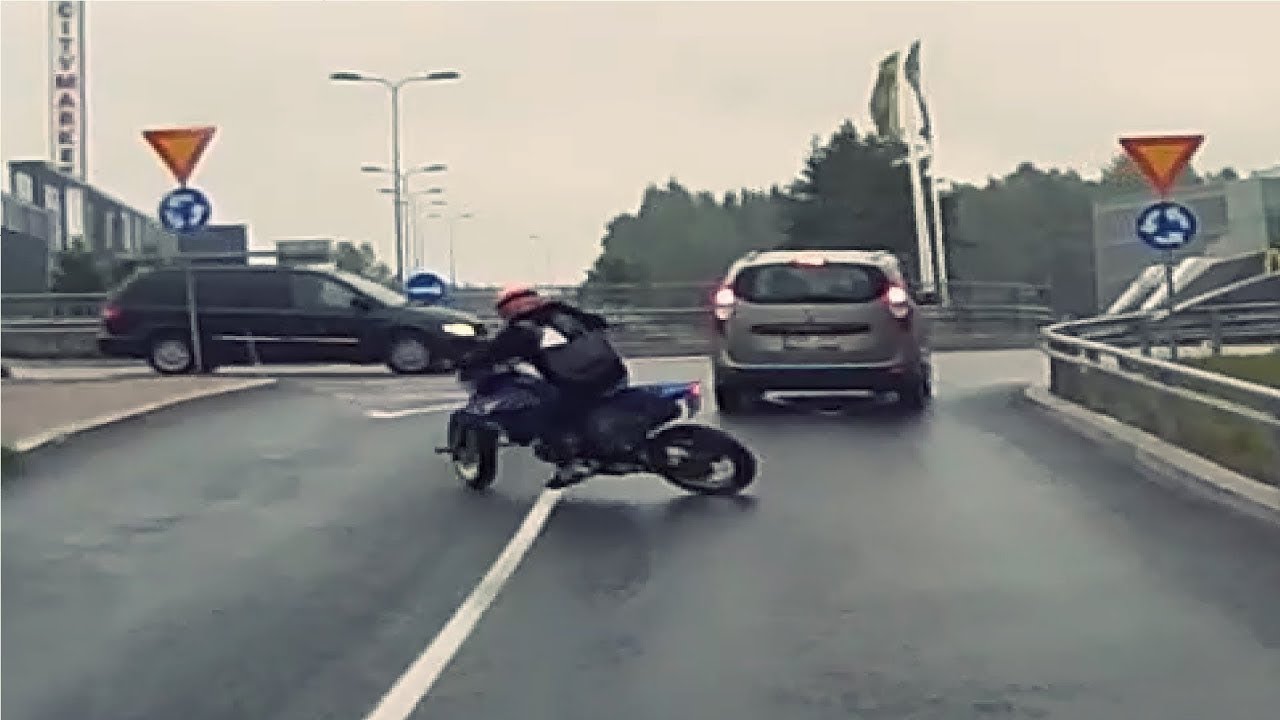 Mopojonne hurjastelee ja ly&ouml; renkaan lukkoon