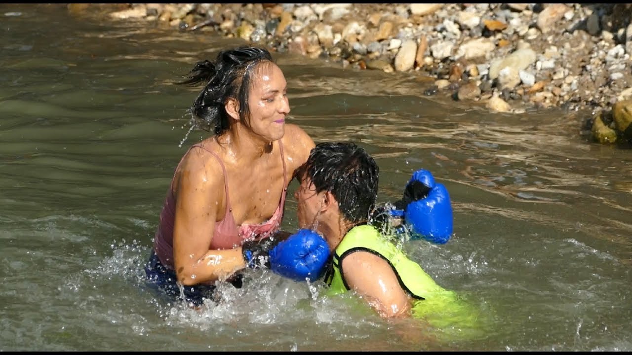 BOXEO GAY EN EL AGUA JAJAJAJA QUE DIVERTIDO