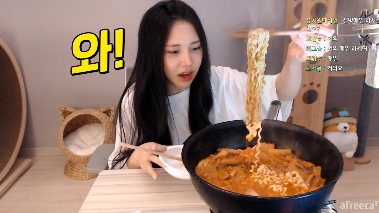 [🍳지옥의쿡방 ] 김치찌개를 만들었는데 부대찌개맛이 난다..?!