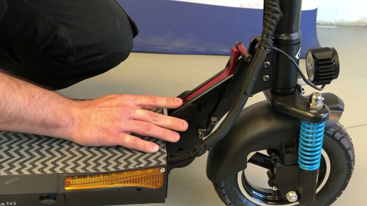 Hvordan stramme slark i brette mekanismen ClassyWalk Performance El sparkesykkel N2 - N7