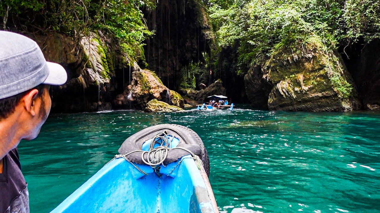 Biru, Hijau dan Bebatuan Tua Green Canyon Pangandaran