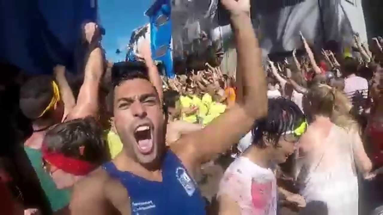 La Tomatina de Buñol 2014 [30]: El paso del primer camión deja un reguero rojo en las calles