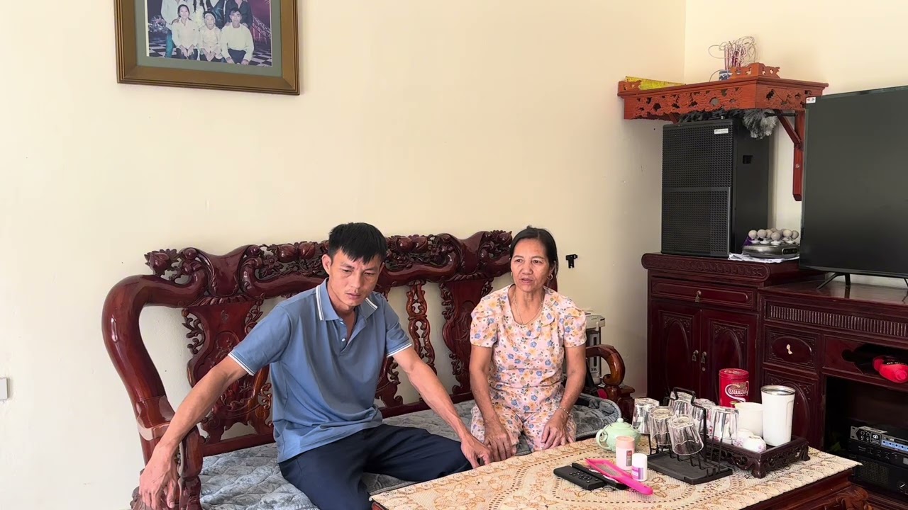 Ba que so chong cu của nham quay về. Bao toàn về nhà xin lỗi nham