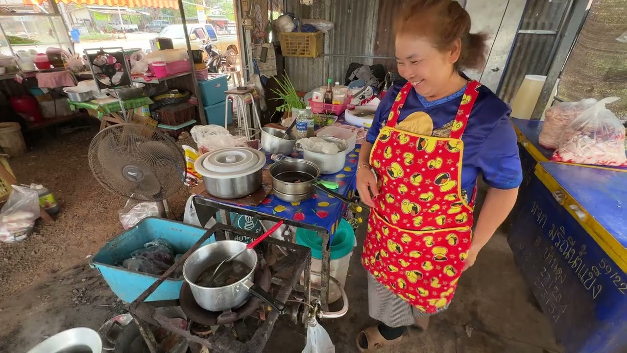 ต้มแซ่บ ลาบหมู ร้านส้มตำเจ๊ตาน้อย ทางไปคำชะโนด 