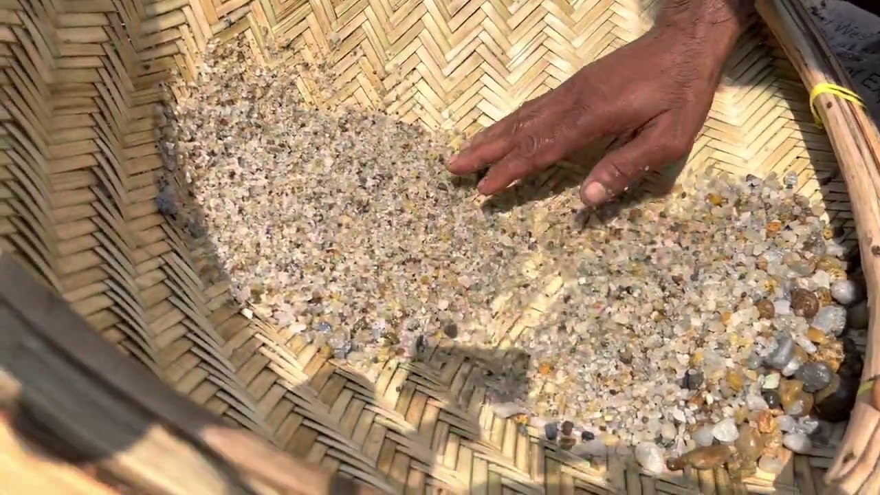 The Gem Hunter: Found Sapphires Underwater, in Sri-Lanka