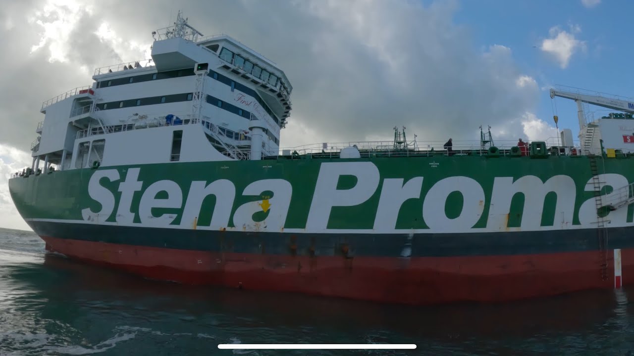 Amazing!!!…Giant Oil Tanker drops off Dutch pilot 