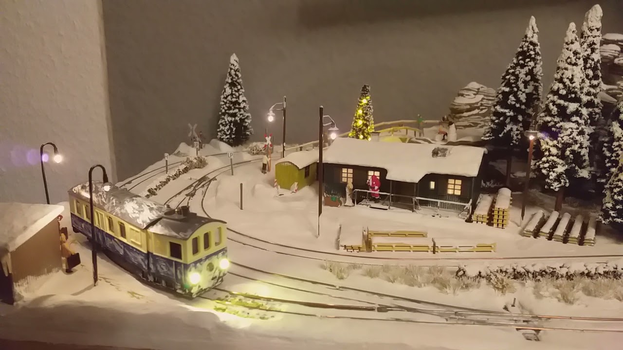 Zimmis H0e-Winteranlage, 47x42 cm gro&szlig;, mit Egger-Bahn Dampftriebwagen