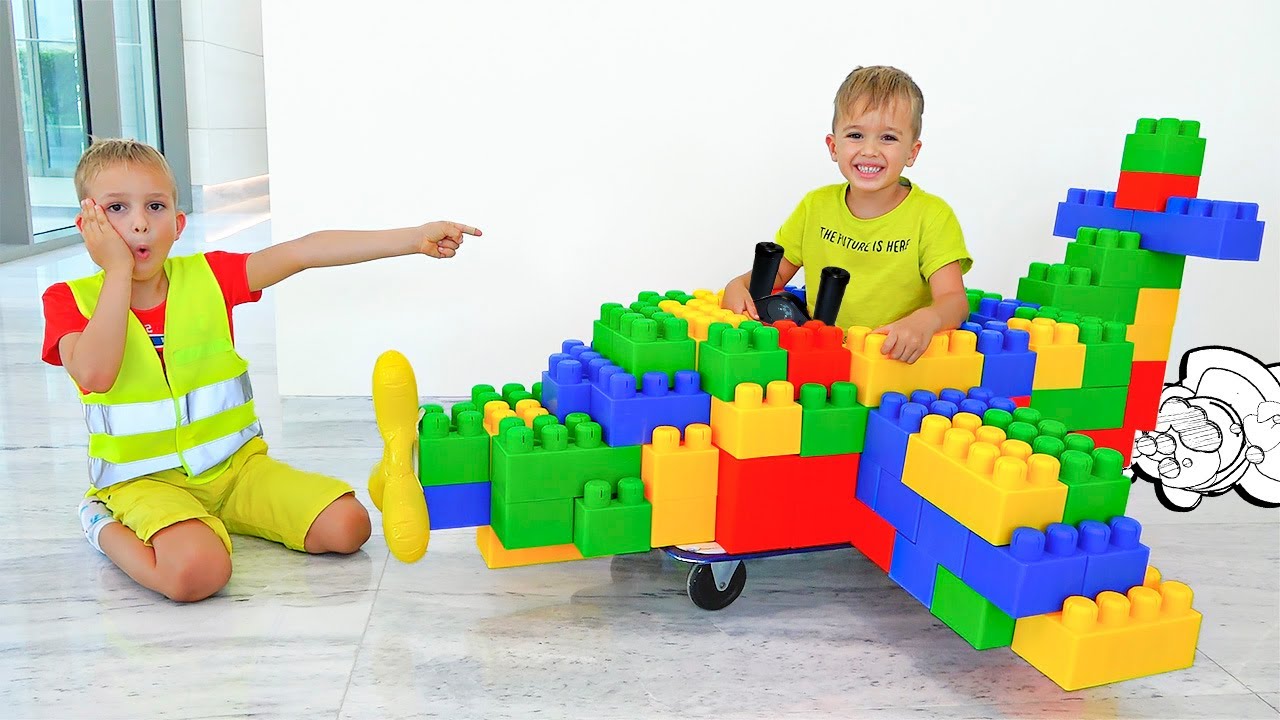 Влад и Ники катаются на игрушечном самолете и играют с игрушками