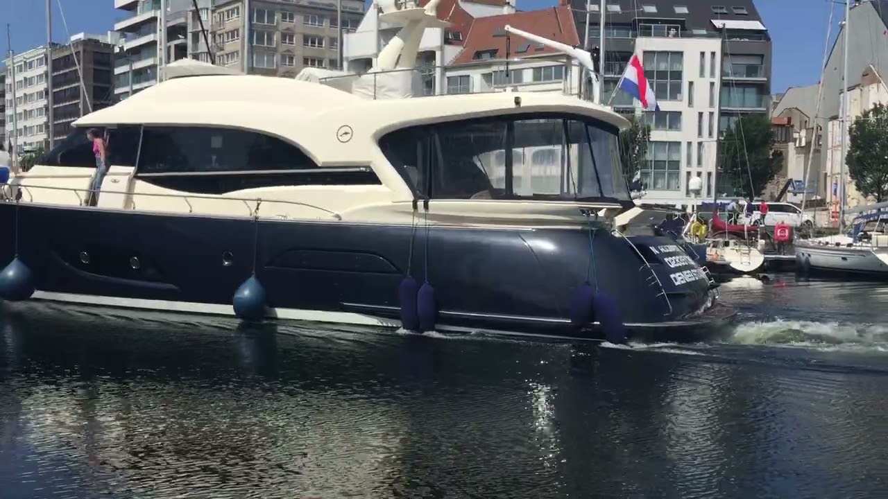 22 m long yacht entering Oostende Marina and mooring