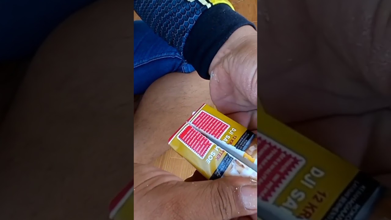 membuka bungkus rokok dji sam soe - penikmat pecinta rokok kretek