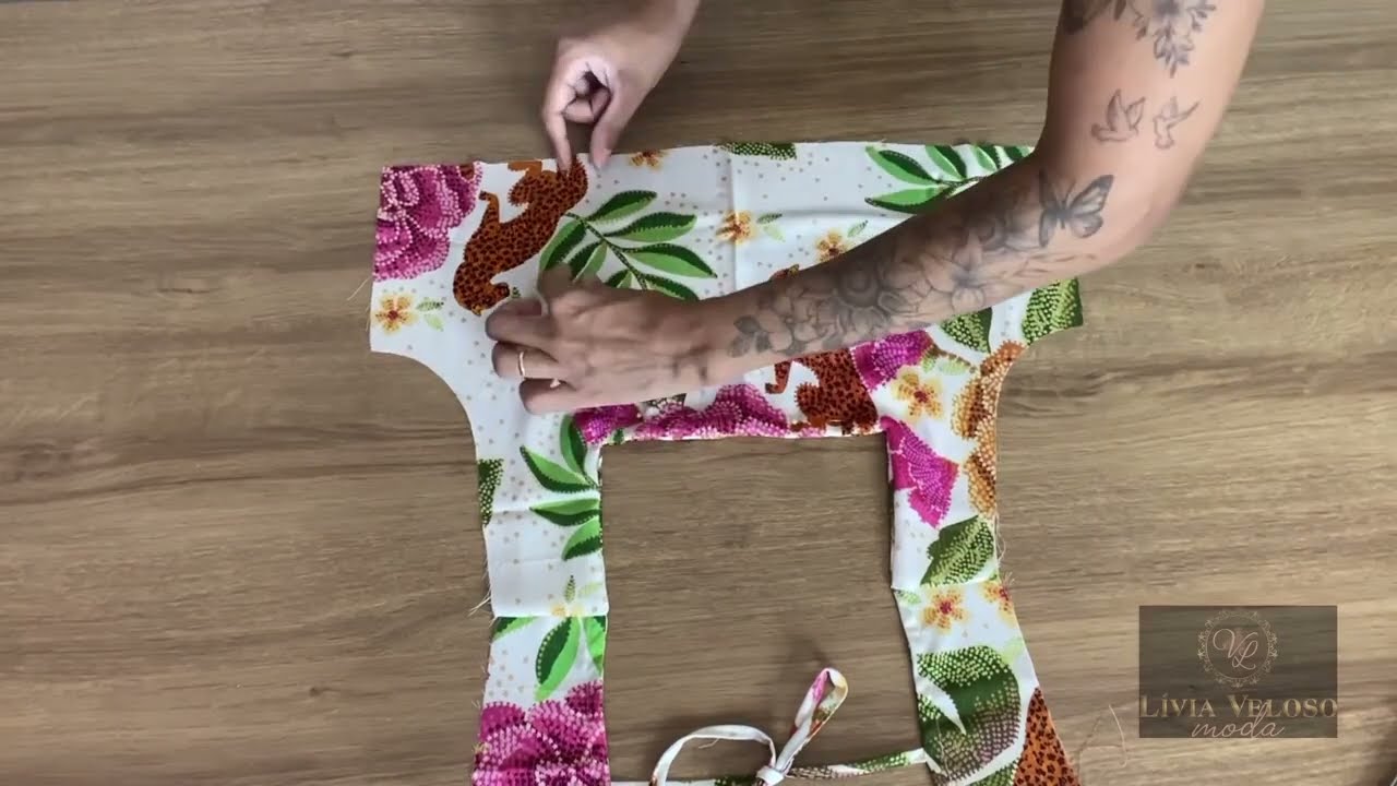 Costure Vestido longo com decote quadrado e manga evasê. DIY