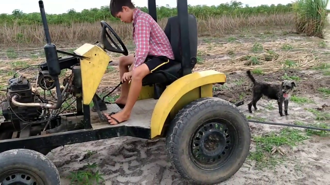 Cultivando mandioca com trator com motor de moto 150cc