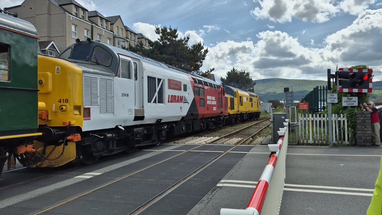 *Class 97 & 37 Caroline* Barmouth South Level Crossing, Gwynedd (15/05/2023)