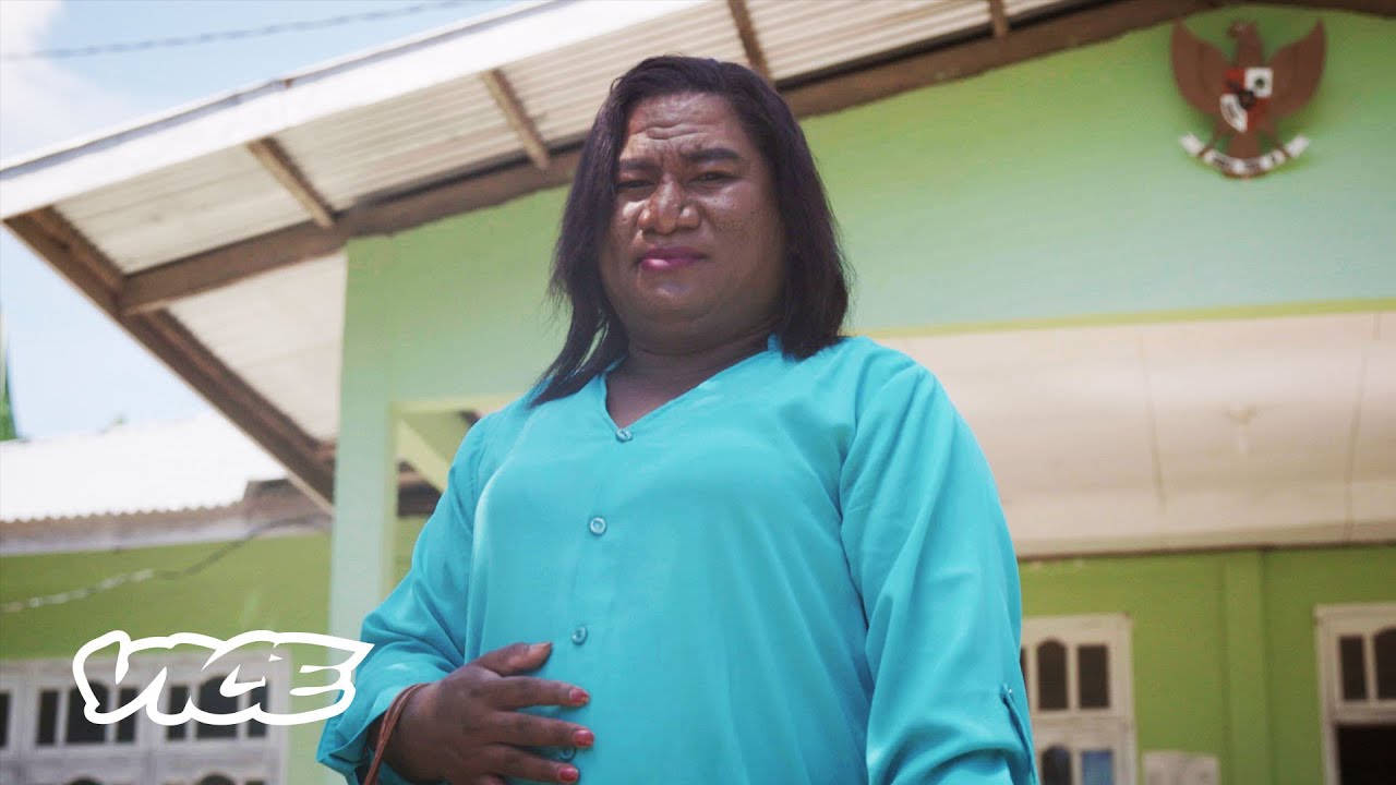 Perjuangan Bunda Mayora, Pejabat Publik Transpuan Pertama Indonesia