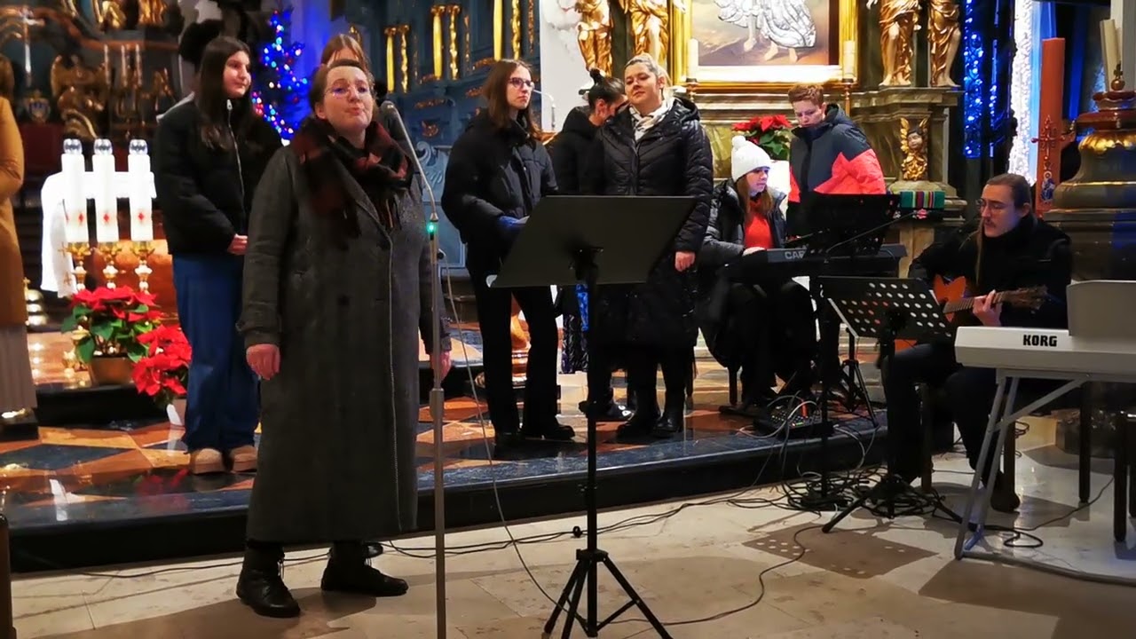 Maria i Mateusz Jagiełło śpiewają kolędę 