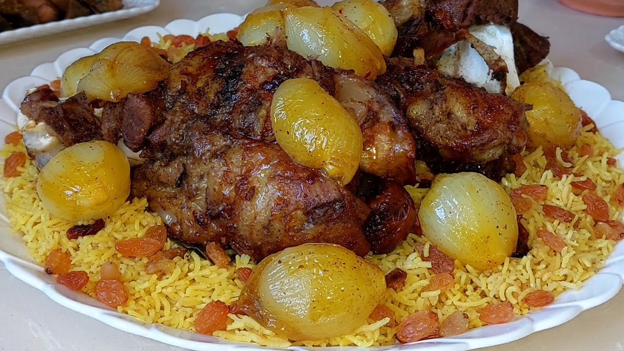 كتف الخروف مشوي بلا قطرة ماء بالطريقة المغربية مع البصلة الصغيرة معسلة و الرز مكرمل بالبصل و الزبيب😍