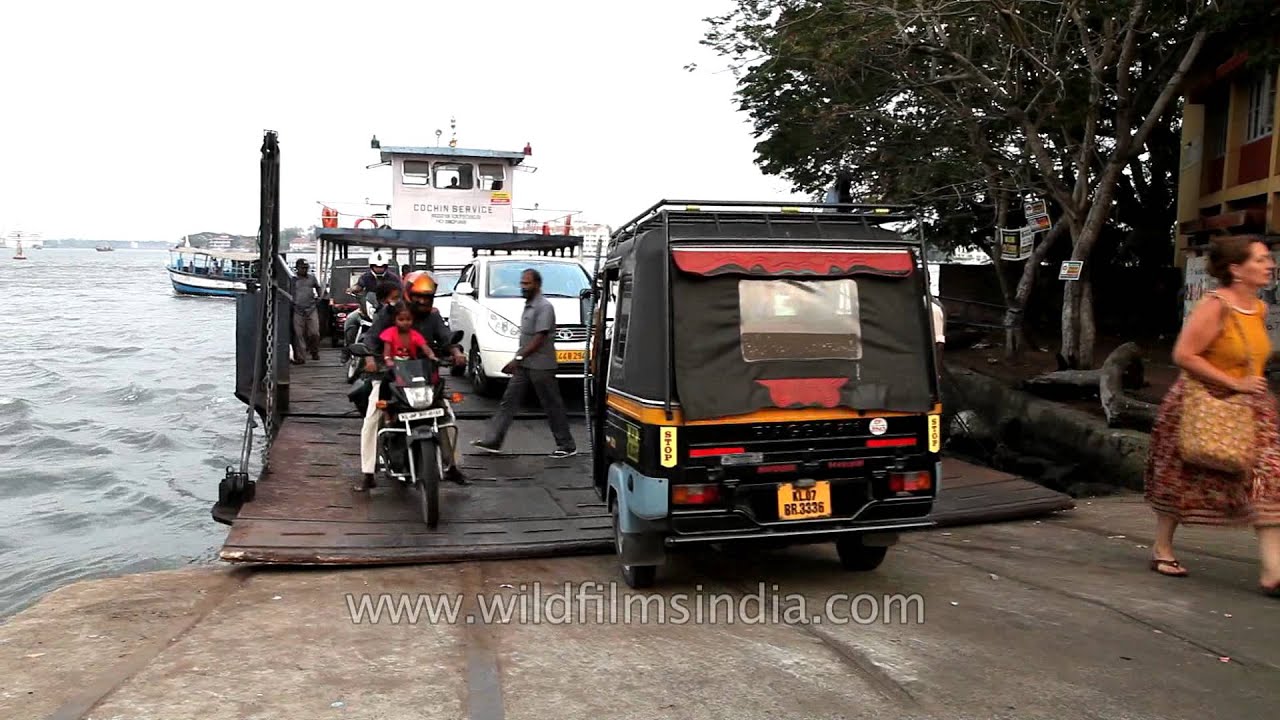 Passengers commuting between Fort Kochi and Vypeen by junkar