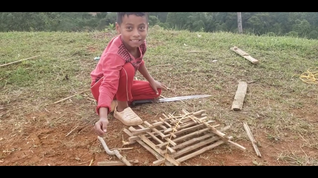 en Colombia haciendo jaulas artesanales hechas con guauda parecido al bambú
