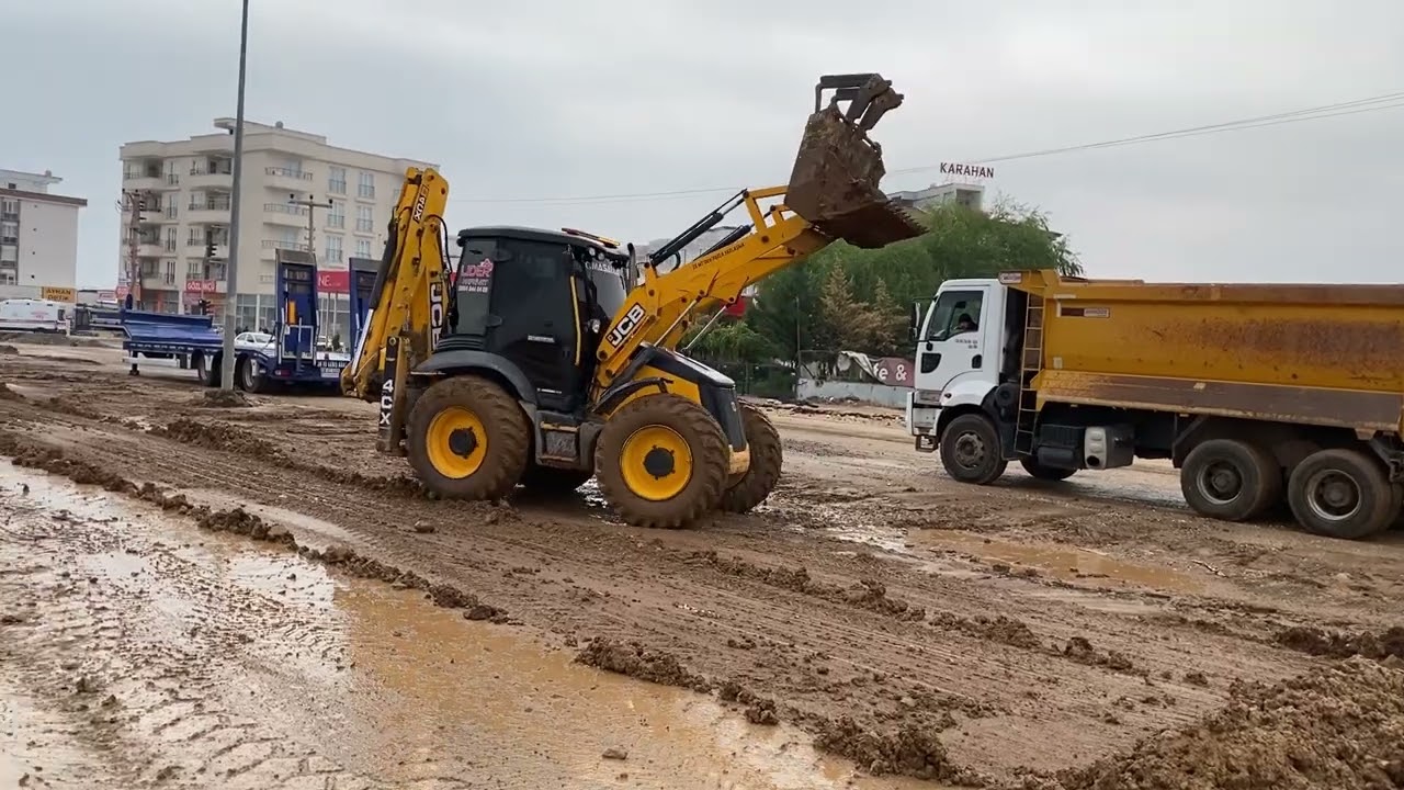 YOLDA BİRİKMİŞ ÇAMURU TOPLAYIP KAMYONA YÜKLEDİM JCB  | I COLLECTED THE ACCUMULATED MUD ON THE ROAD