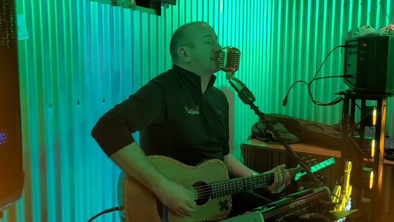 Nigel Livingstone singing Good Looking Woman in The Hatch Bar Ardee - 14th February 2026